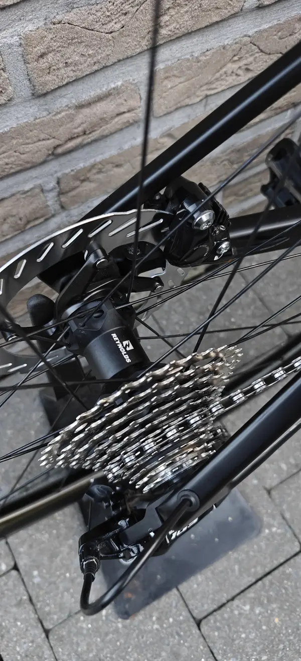 Gedetailleerd fietsframe na stoomreiniging