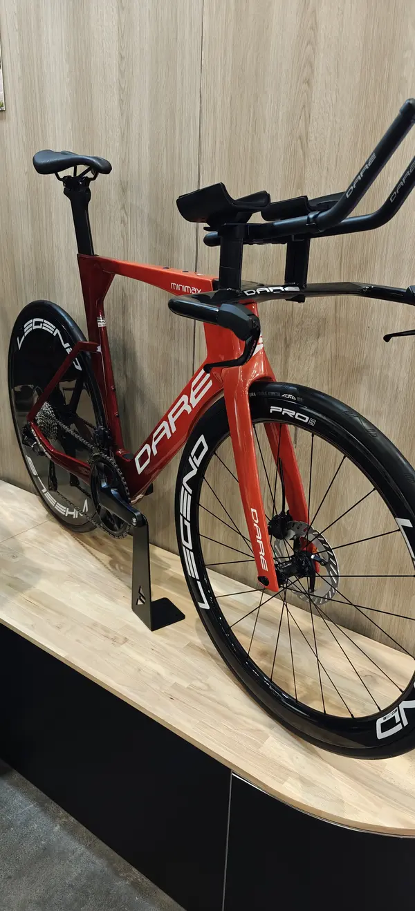 DARE frame detail met logo