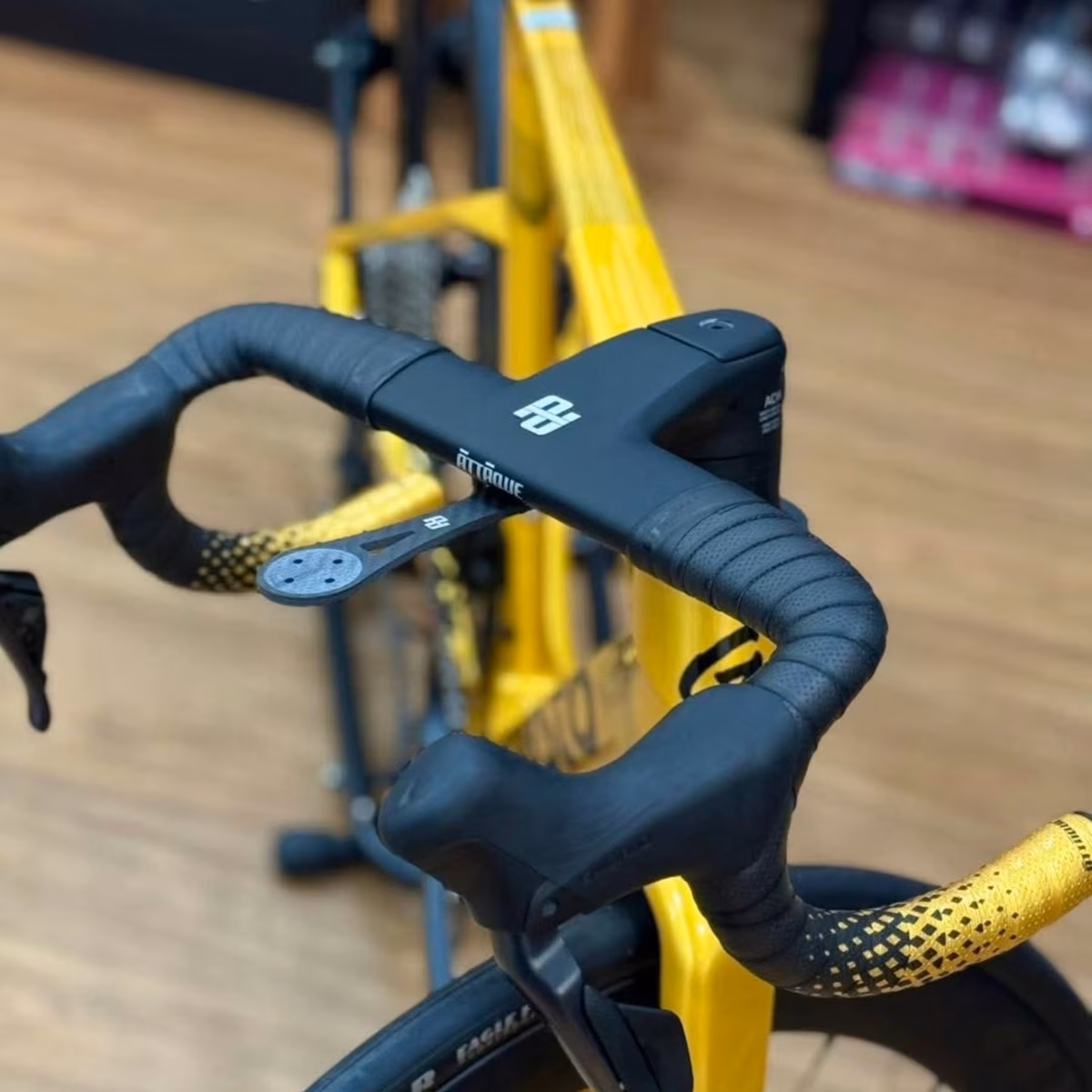 Fietscockpit detail in de werkplaats