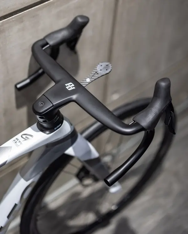 Gusto carbon racefiets zijaanzicht