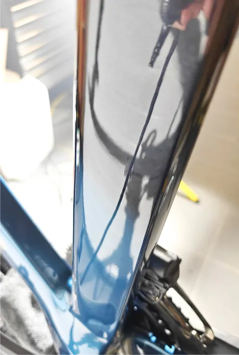 Dezelfde zitbuis na de coating, de lak spiegelt