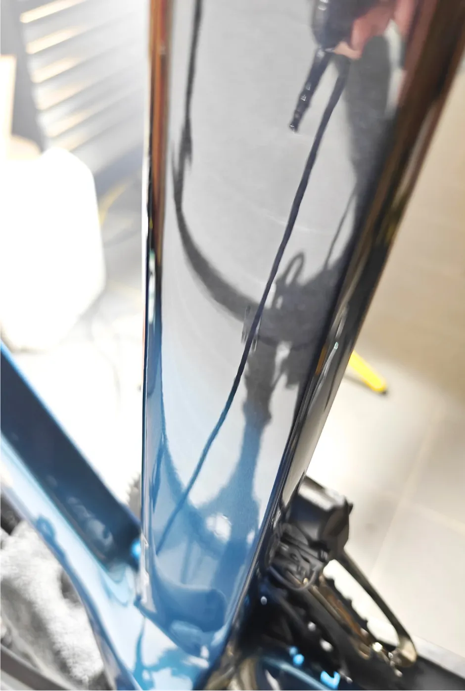 Dezelfde zitbuis na de coating, de lak spiegelt