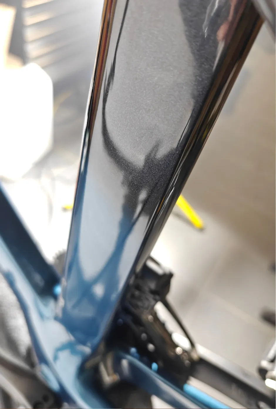 Zitbuis van een blauw frame voor de coating