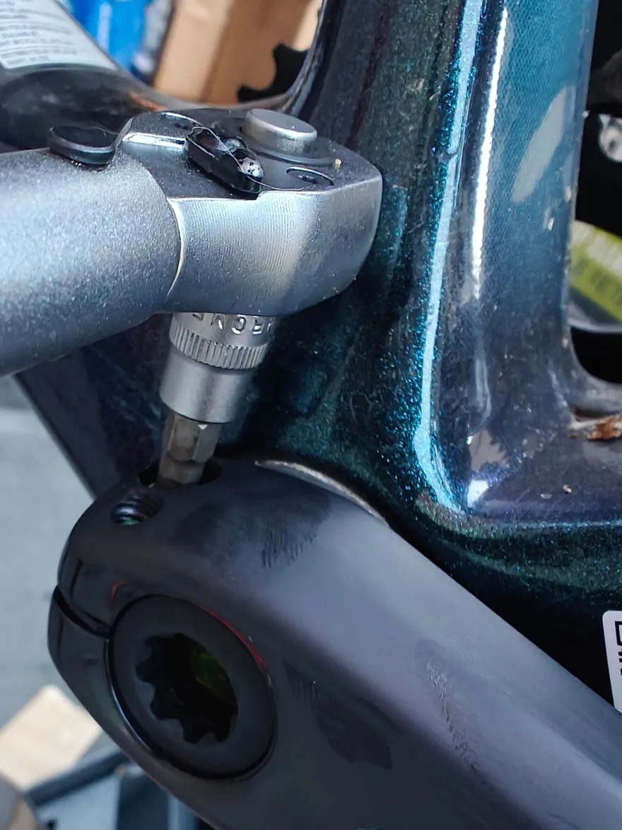 Momentsleutel op de crank van een koersfiets