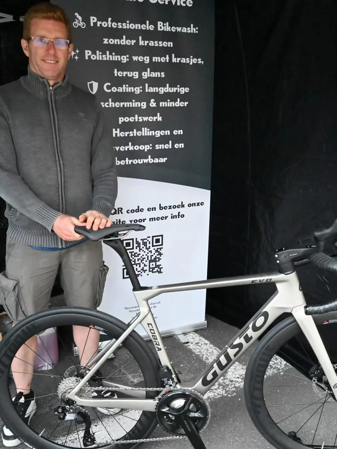Niels op zijn stand met een Gusto Cobra, achter hem zijn banner met de diensten