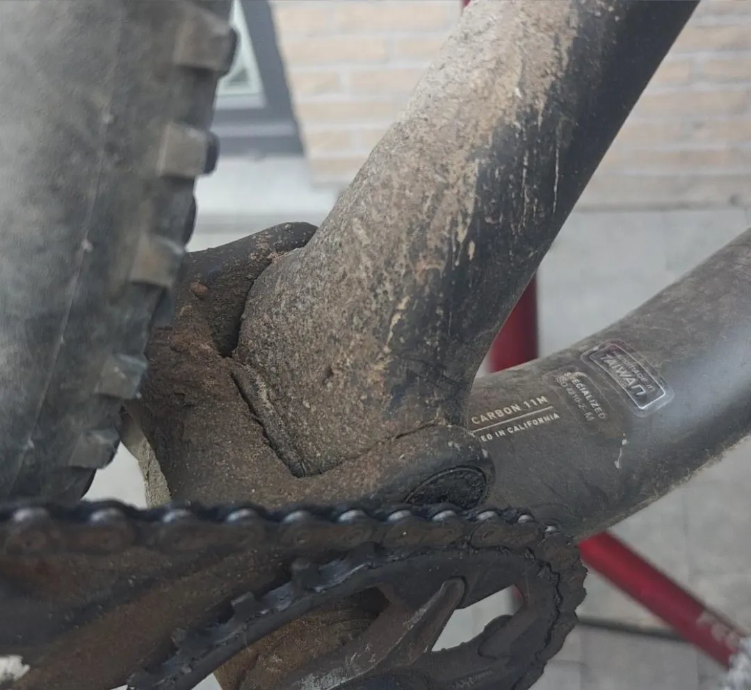 Trapas en kettingblad onder de modder, voor de bikewash