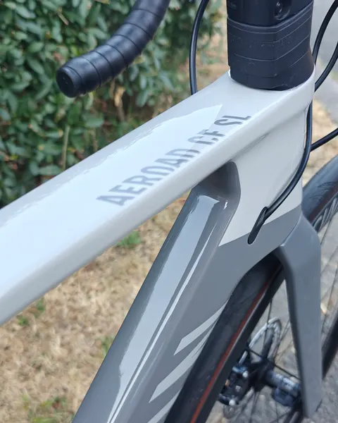 Wit-grijze Canyon Aeroad na een Deep Cleaning