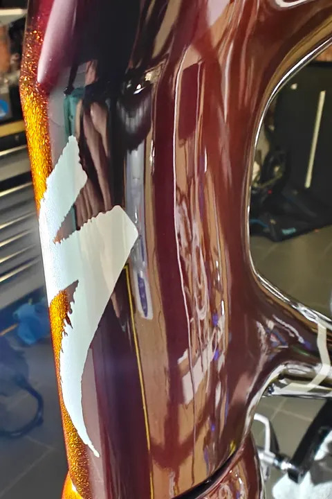 Roodbruin Specialized frame dat spiegelt