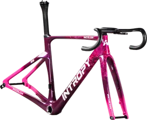 Incolor fiets in roze kleurstelling