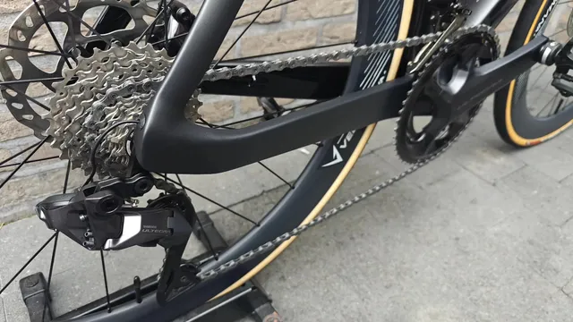 Ketting, cassette en achterderailleur van een koersfiets voor de bakstenen muur