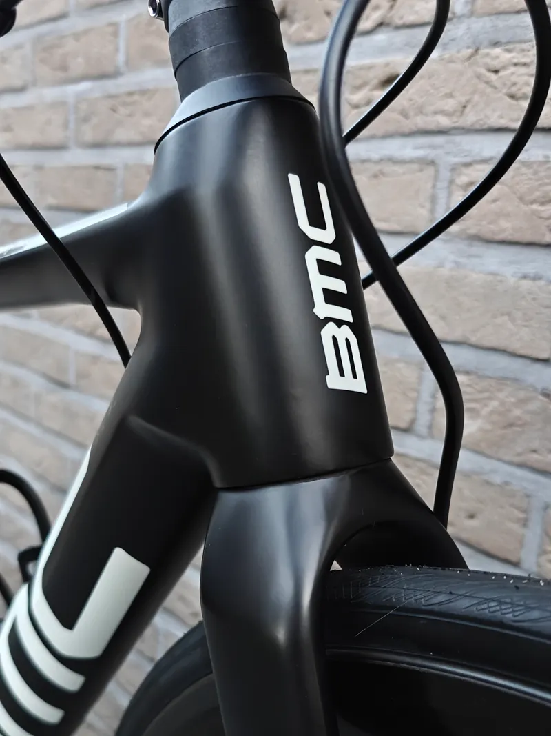 Zwarte BMC met propere balhoofdbuis na een bikewash