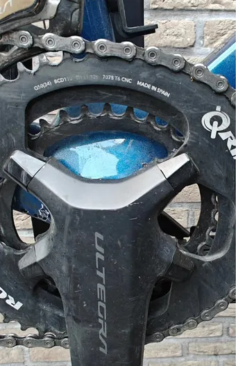 Kettingblad en crank vol zwart vet, voor de bikewash