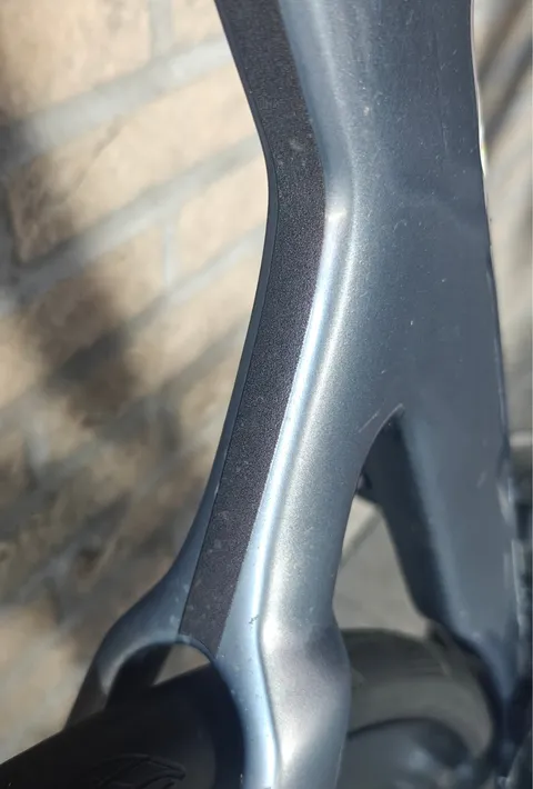 Achtervork en zitbuis van een grijs frame onder het vuil, voor de Deep Cleaning