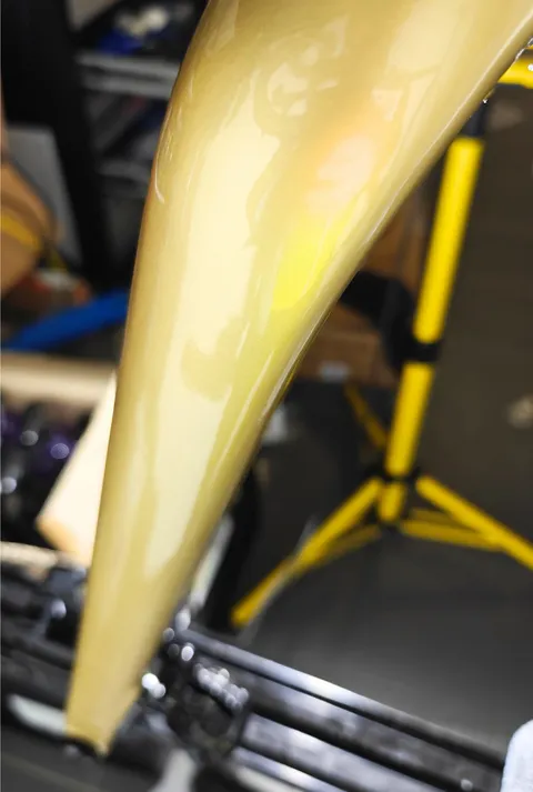 Dezelfde gouden voorvork na de coating