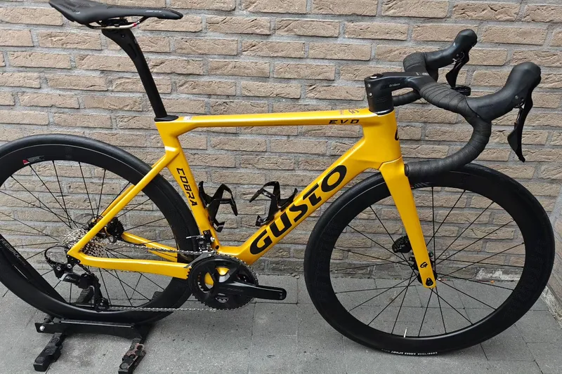 Gele Gusto Cobra EVO op een standaard voor de bakstenen muur van Niels