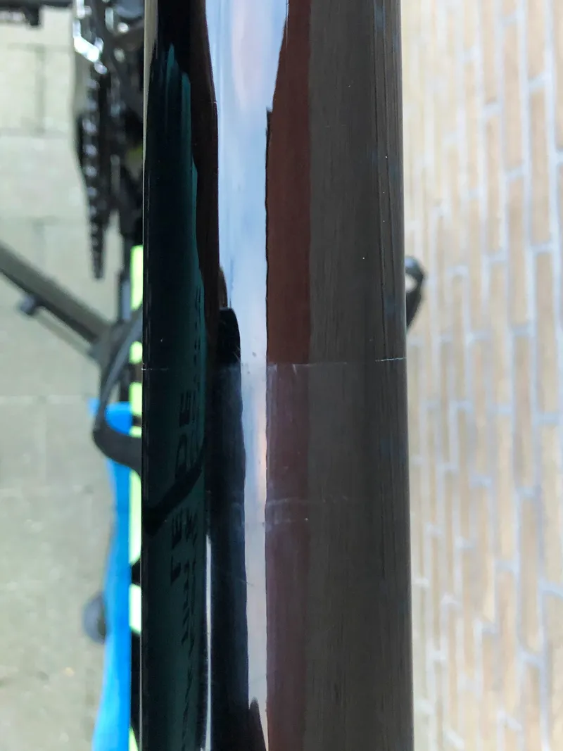Frame dat half gepolijst is: links dof, rechts weer glanzend