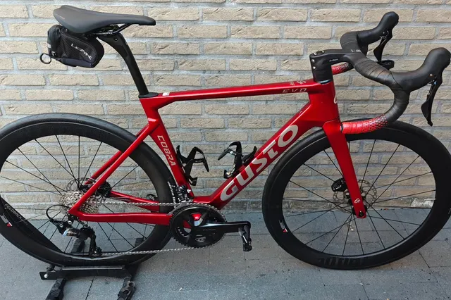 Rode Gusto Cobra voor de bakstenen muur