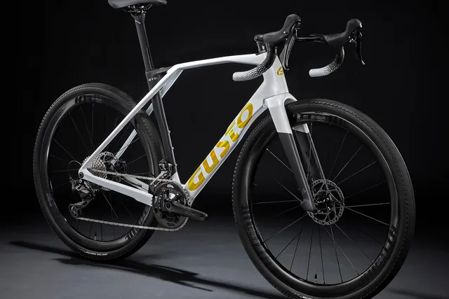 Witte Gusto GTG gravelbike met gouden letters