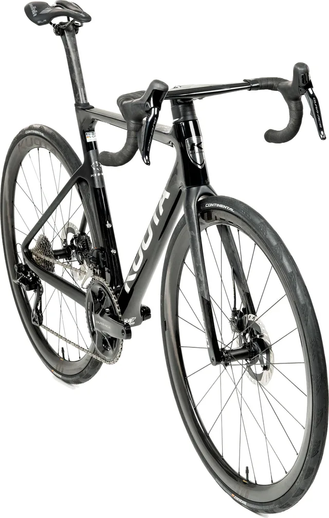 Zwarte Kuota Khan racefiets, schuin van voren
