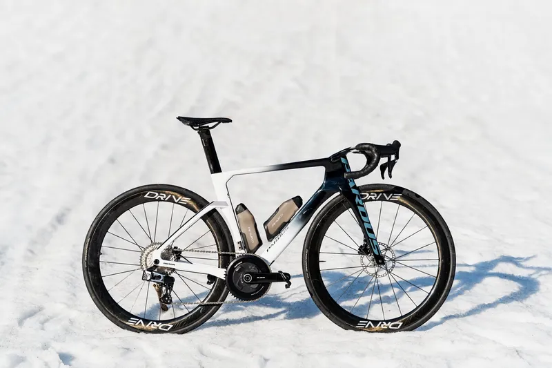 Wit-zwarte Pardus aero-racefiets in de sneeuw