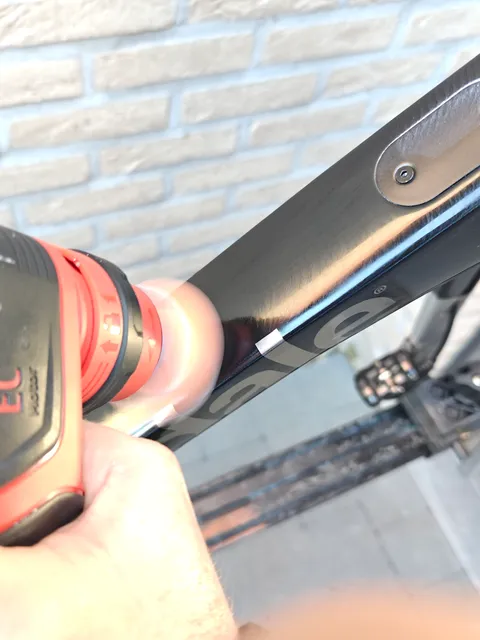 Polijstmachine op de bovenbuis van een koersfiets