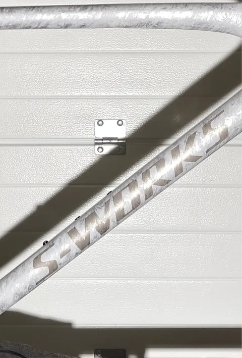 Zilveren buizen van een S-Works frame, dof voor de coating
