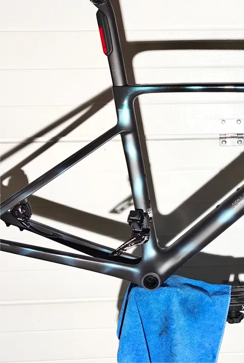 Hetzelfde frame na de coating, de lak spiegelt