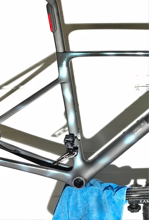 Grijs frame van een Scott Addict voor de coating