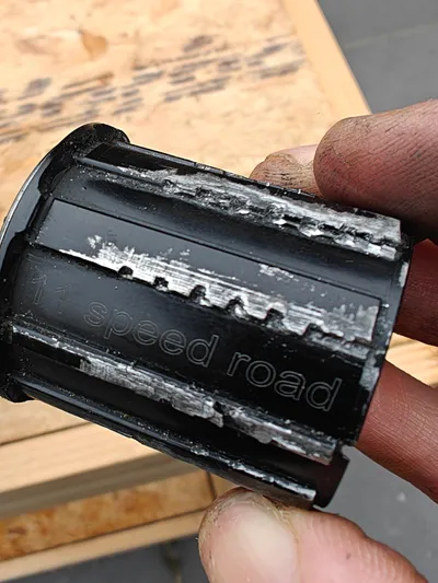 Body van een achterwiel met diepe groeven van de cassette