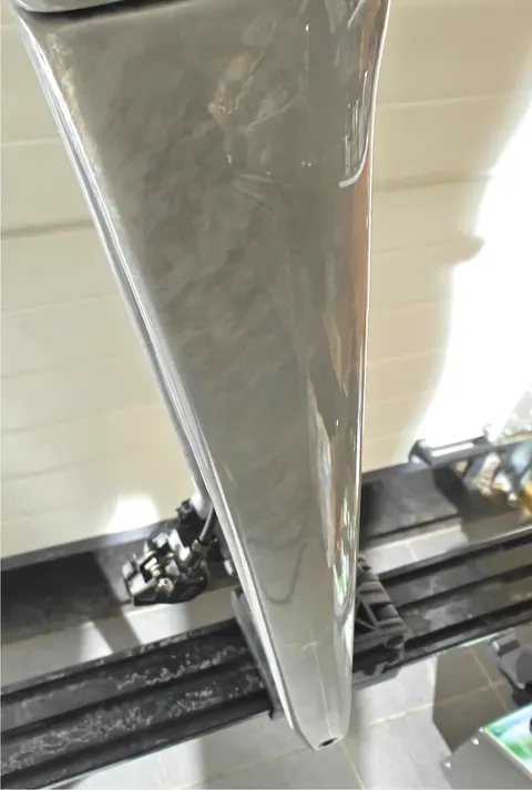 Dezelfde voorvork na de coating, met diepere glans