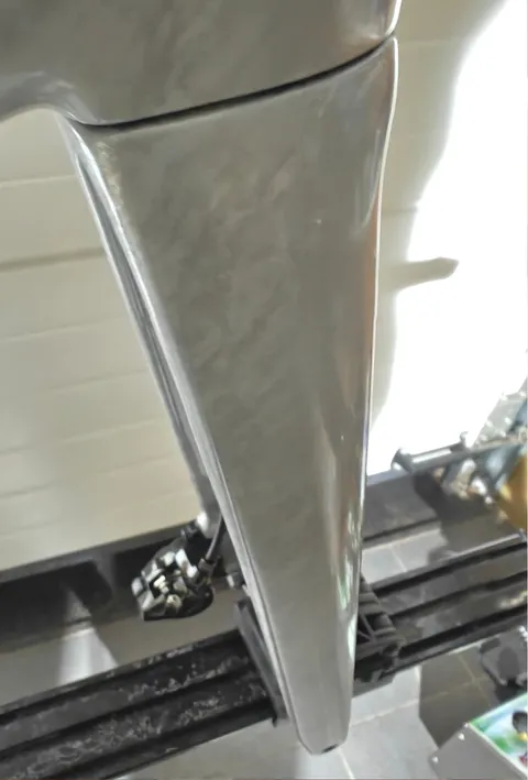Zilvergrijze voorvork voor de coating