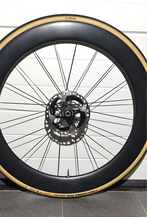 Carbon wiel met bruine flanken voor de coating